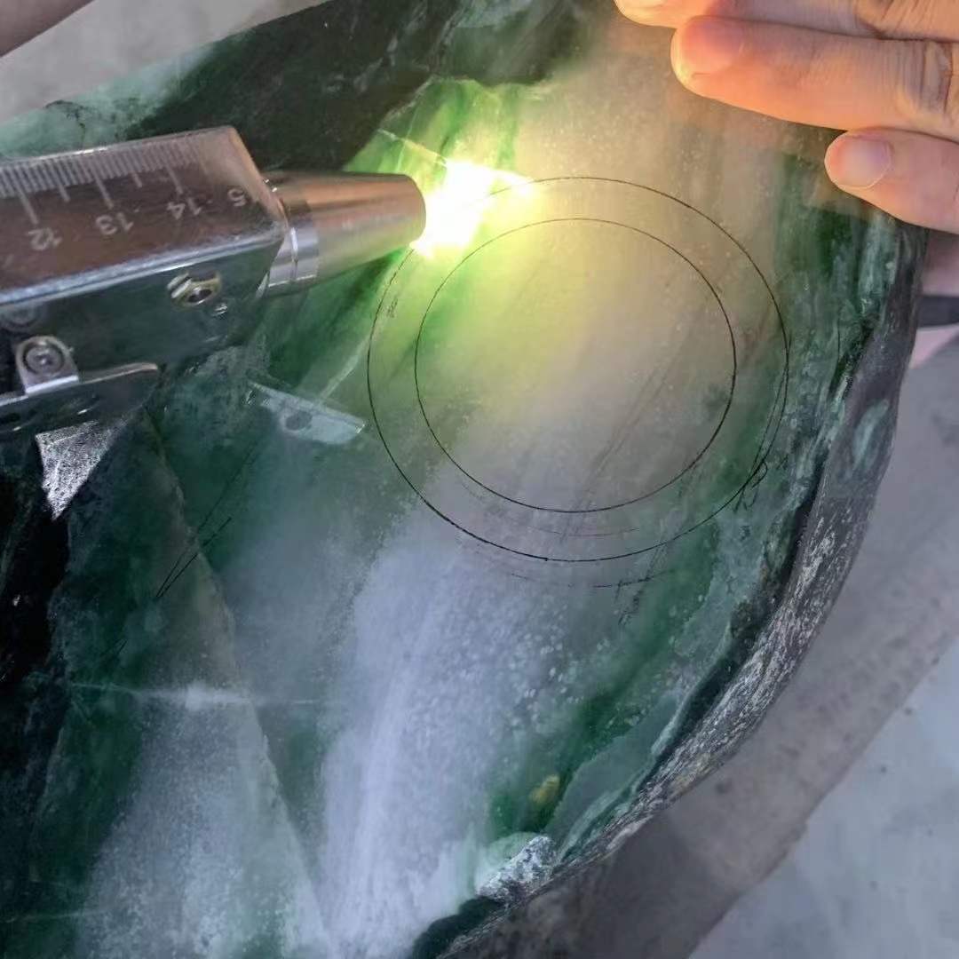 翡翠手镯|做翡翠手镯加工的行家，哪天不是在博石