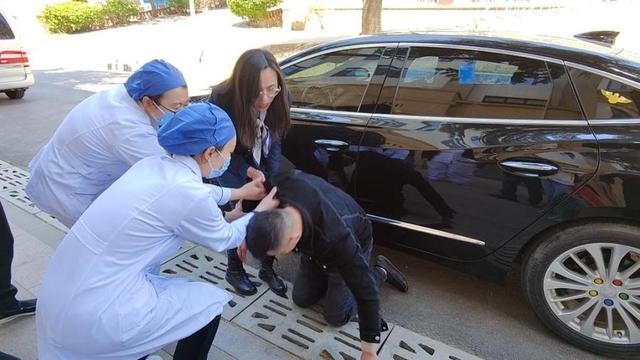 半岛新闻客户端 婚礼前两天，他找到了走失17年的妈妈