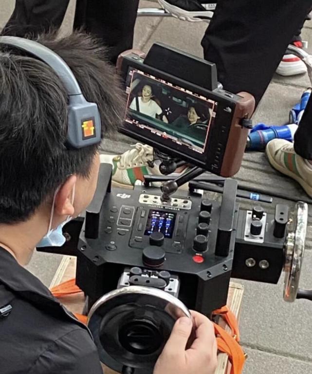 杨幂|杨幂坐玛莎拉蒂拍戏，雪糕一口不吃，化一块掉落满脸嫌弃丢给助理