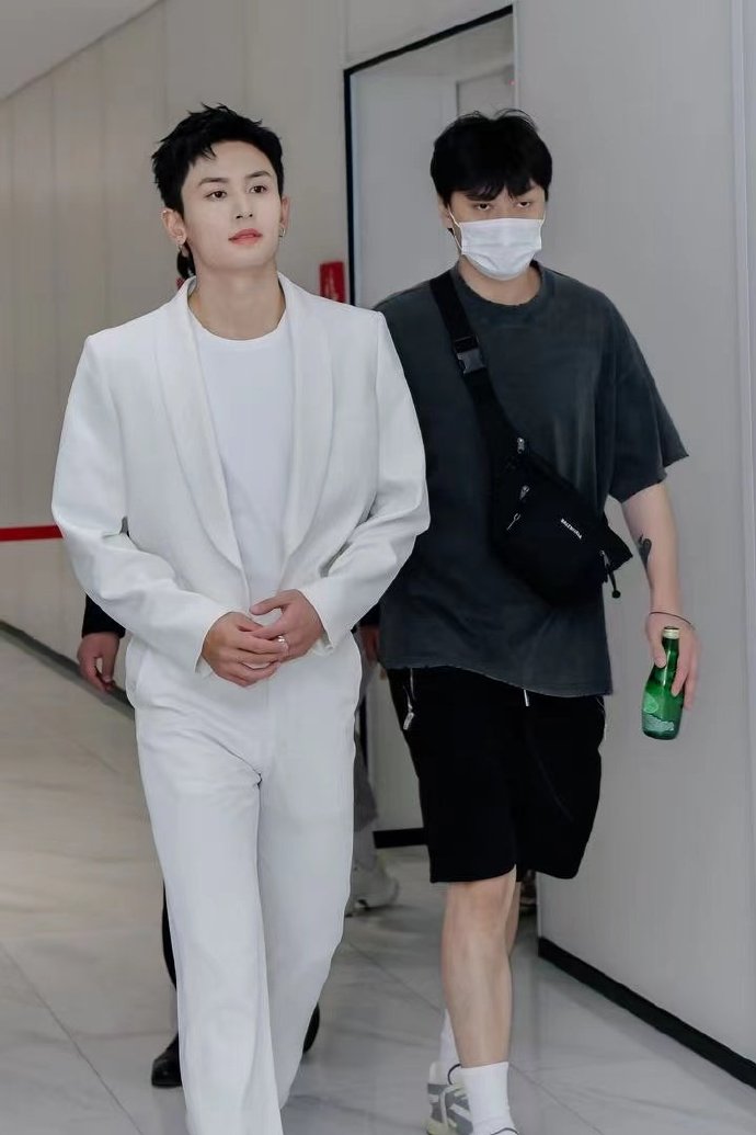 生图|张哲瀚直播生图,这个状态真的对吗?和精修相差十万八千里