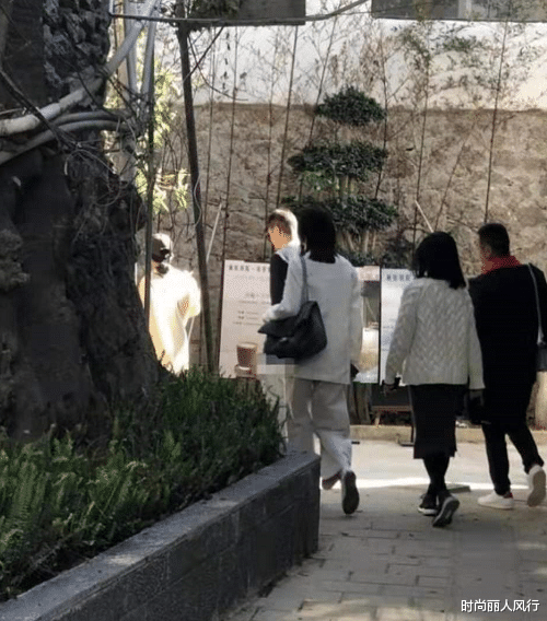 时尚丽人风行|李亚鹏提前过50岁生日！穿搭休闲被美女簇拥，小19岁女友不吃醋？