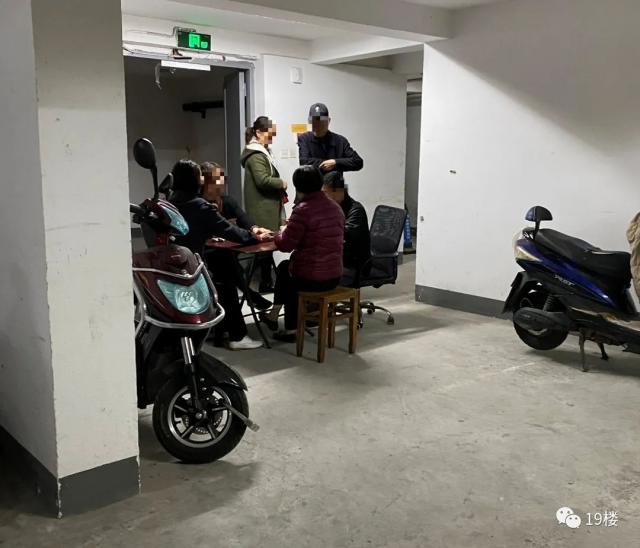 半岛晨报 小区地下车库被大爷大妈\＂占了\＂! 业主怒了, 阿姨们却很委屈