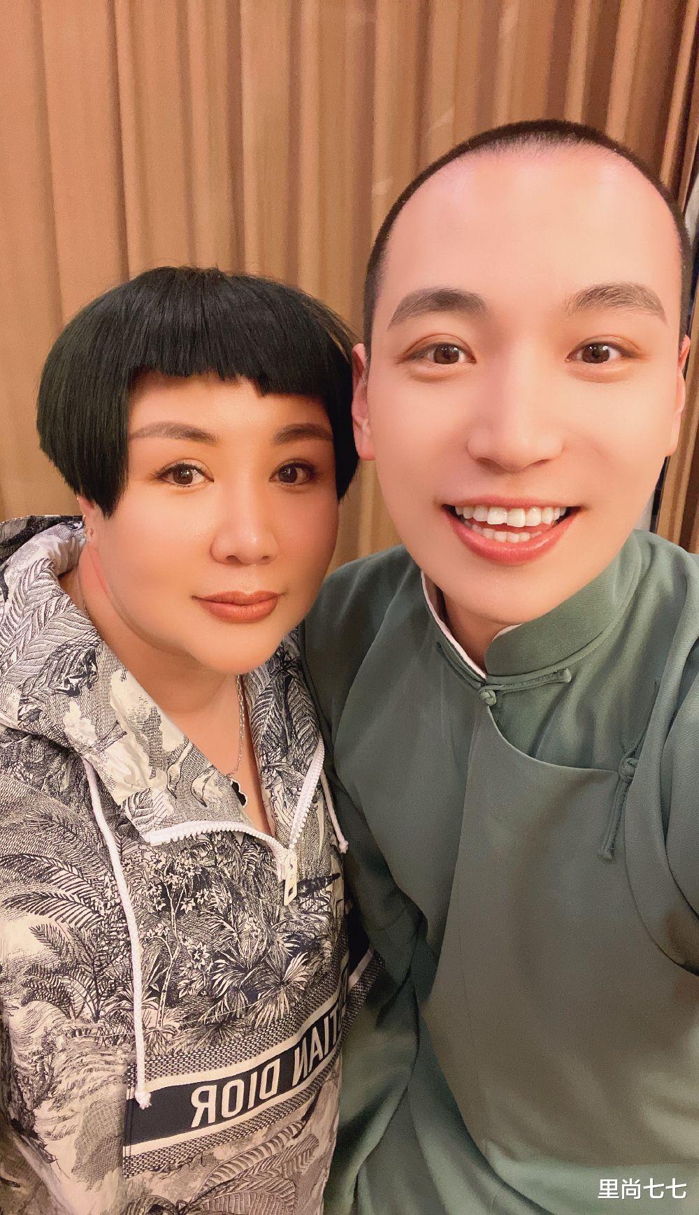 郭德纲|郭德纲一家四口为妻庆生，她居C位郭麒麟站一边，独自豪爽用大碗