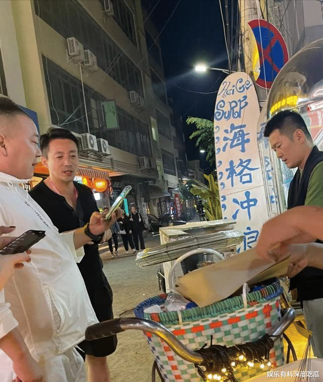 汪小菲|汪小菲现身三亚度假，身边还有美女陪伴，离开大S后更自由