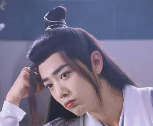 肖战|肖战晒最新自拍，身后被打码的行李箱却格外眼熟，不打算瞒下去了？