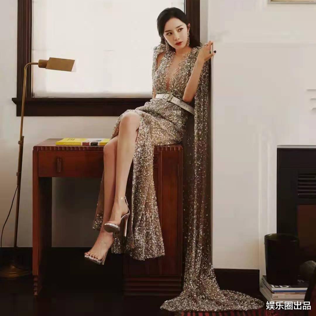 杨幂|杨幂坐在椅子上拍写真,穿低领长裙松松垮垮,引起网友热议