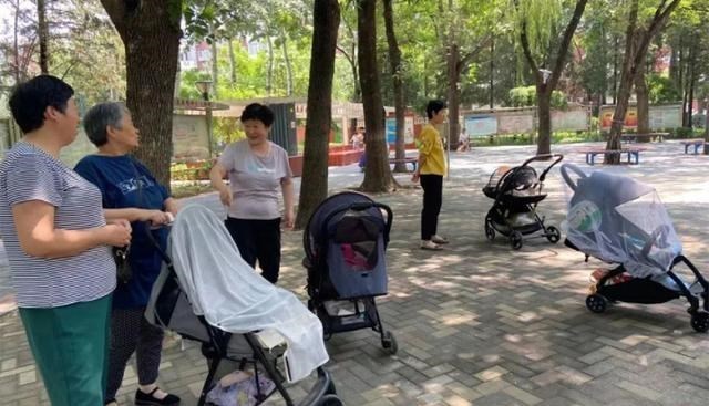 萌听小c姐|进城帮子女带娃后，孩子离不开家回不去，老漂族的心酸无处诉