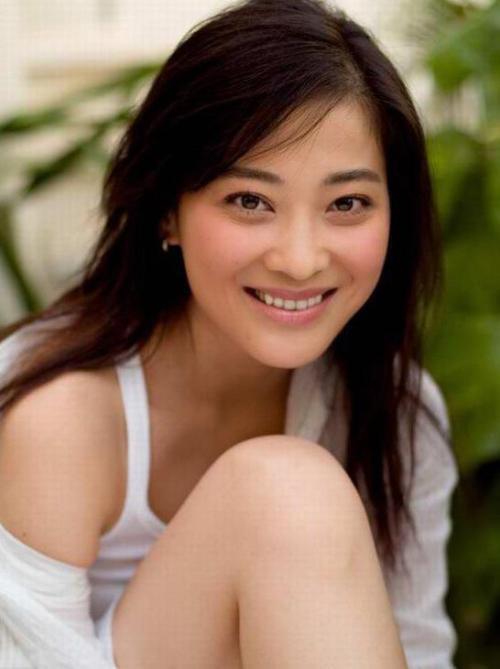 李沁|22岁拿国际影后，31岁离婚后嫁大11岁老公，如今46岁状态绝佳