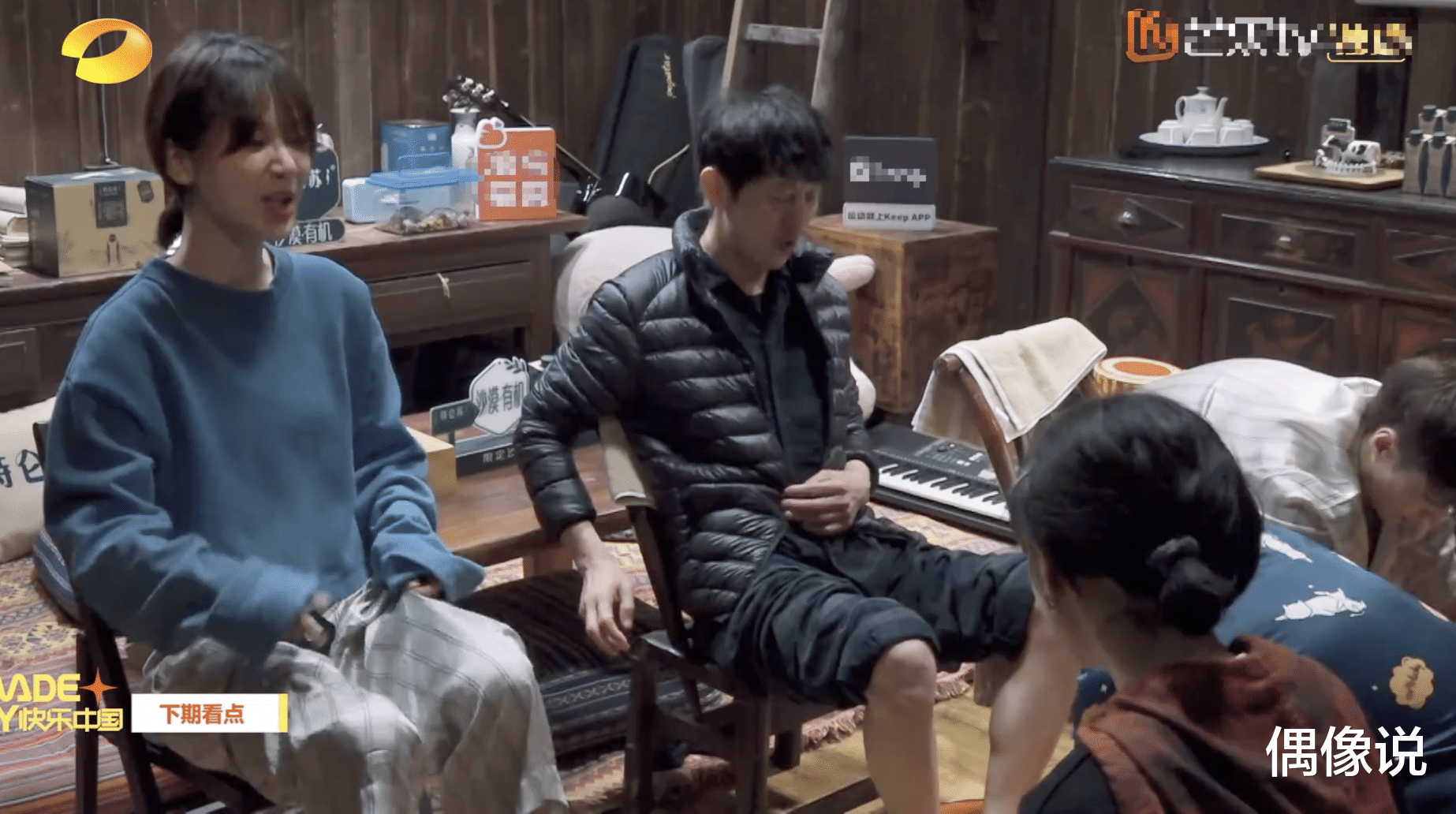 杨紫|张子枫弯腰给杨紫洗脚，跟杨紫睡一张床，床单颜色好有爱！