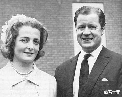 戴安娜王妃|戴安娜泪流满面，深夜疯打300次电话给大16岁已婚的情人，为何如此