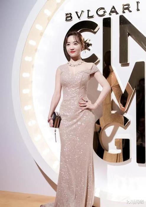 lo时尚咖|杨蓉难得穿这么“客气”，超大领口太吸睛，穿紧身裙身材堪比女团