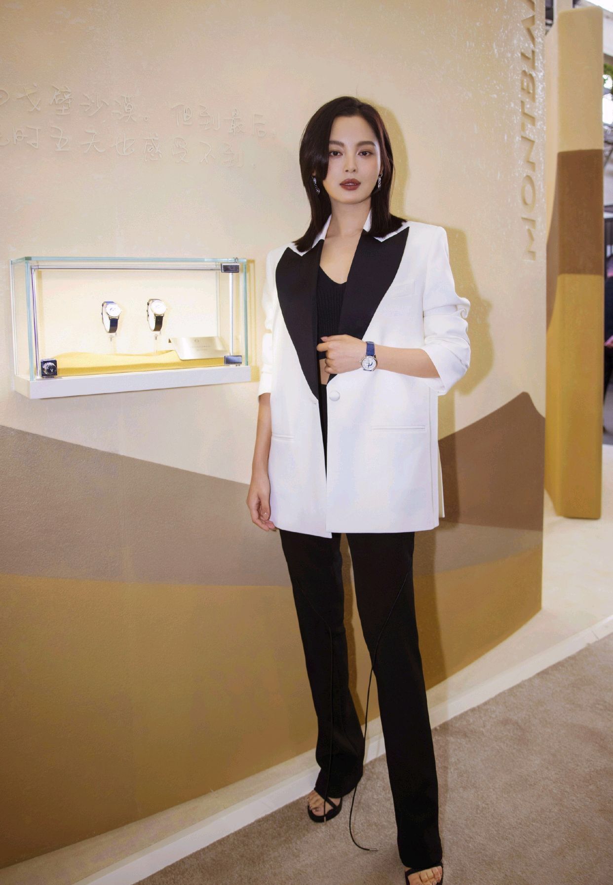 潮帮先生 辛芷蕾瘦下来真惊艳，大长腿配黑丝很抢眼，头发凌乱看着更有韵味