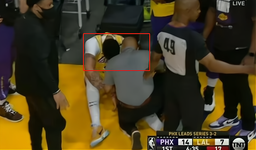 湖人队|只打5分钟，浓眉无法坚持申请退赛！太阳轰24-10不留情，名嘴：浓眉受伤严重