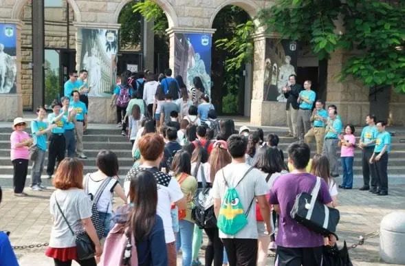 大学生|校内的大学生 vs 校外的大学生，穿衣风格反差大：不像同一个人