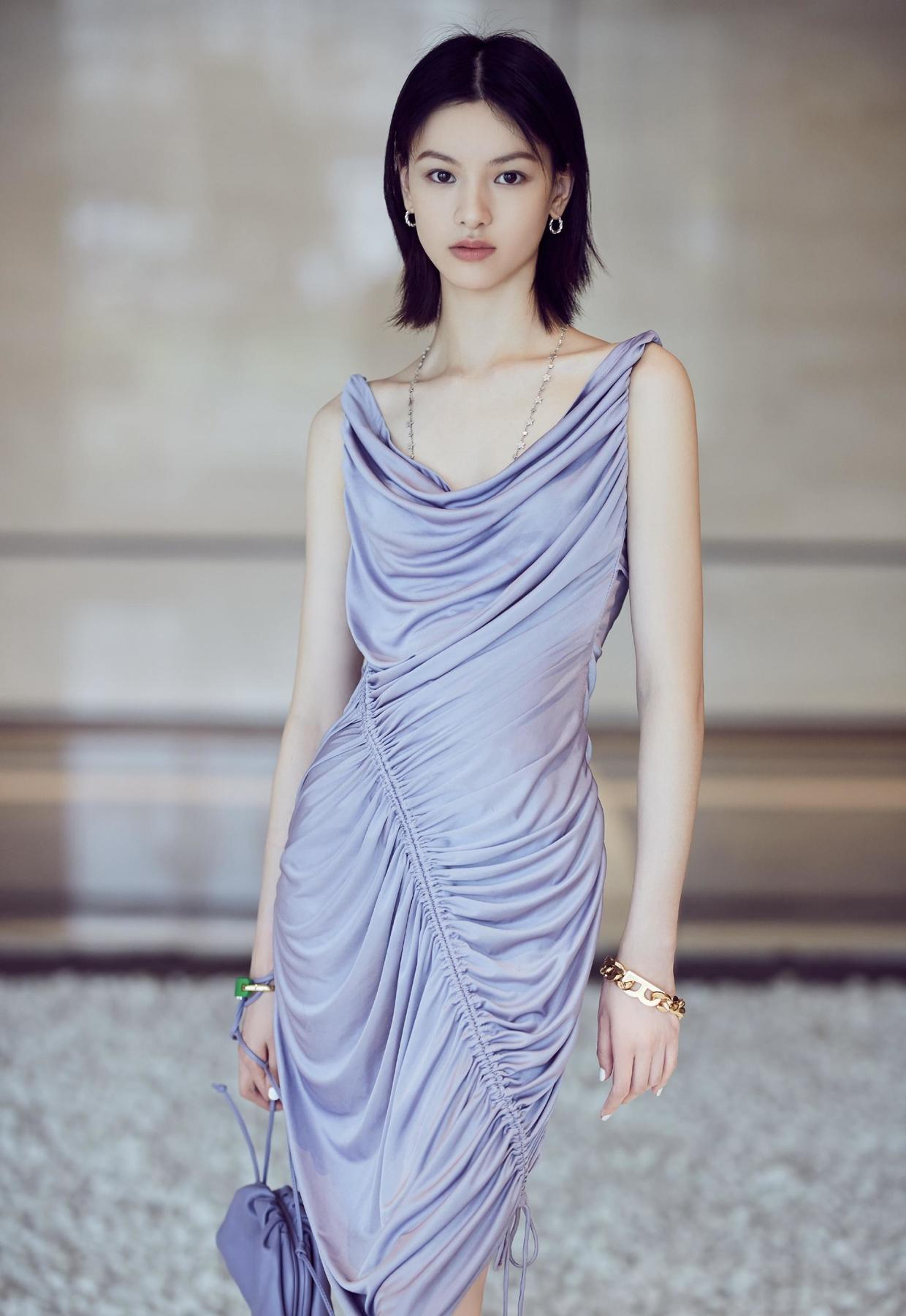 何有强|邱天22岁就这么美!穿黑色与玫红色拼接抹胸复古花苞裙,高级时髦