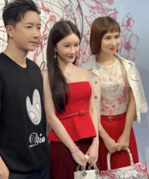 韩庚|韩庚与卢靖姗合影,被网红抢站C位,网红高调说出站C位原因