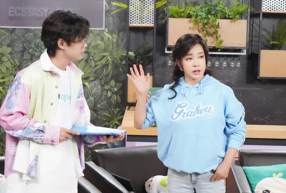 柯以敏|刘晓庆花甲之年不服老，穿搭显少女，确定是个66岁的人？