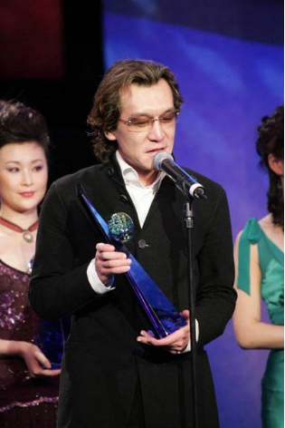 李咏|李咏去世3年后，父母至今不去扫墓，妻子哈文官宣喜讯获祝福