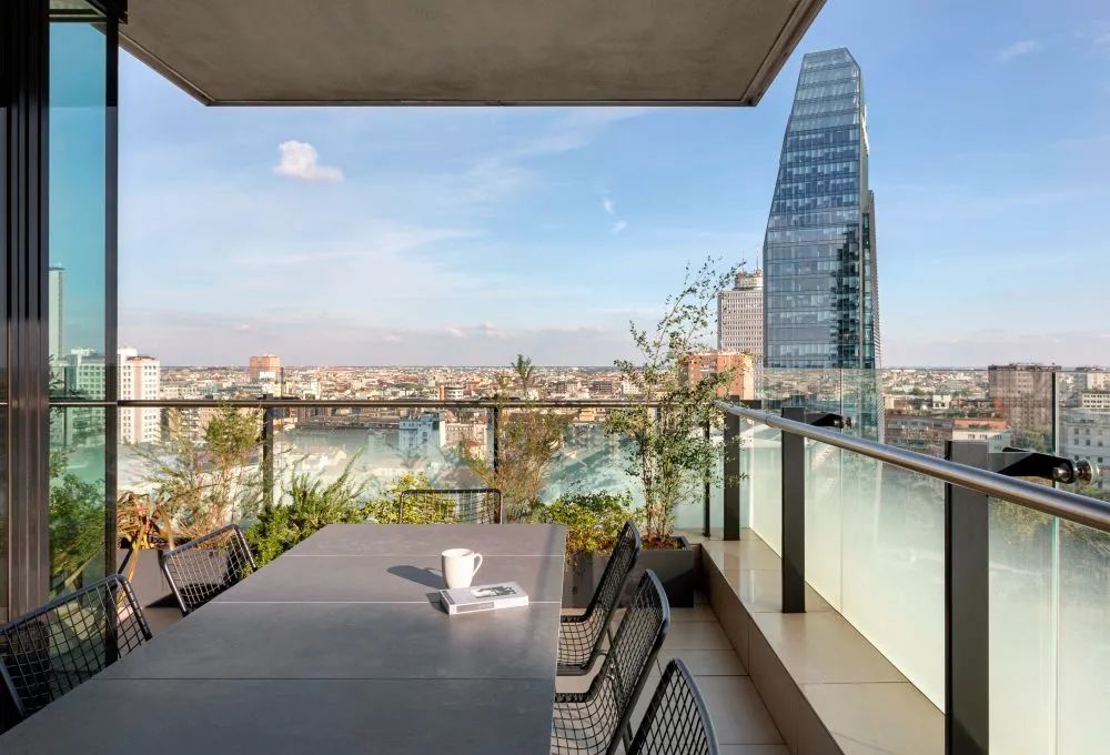 大阳台落地窗，270度俯瞰城市天际线，这套130平公寓太爽了