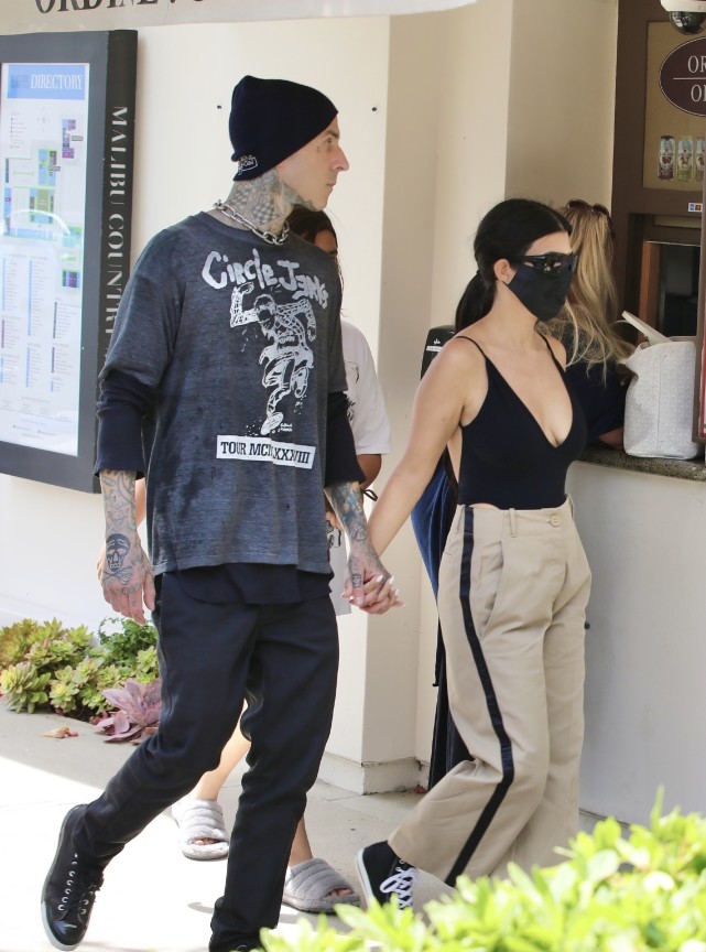 考特尼|卡戴珊家族大姐恋情曝光，和20岁年轻鲜肉亲密逛街，外形像同龄