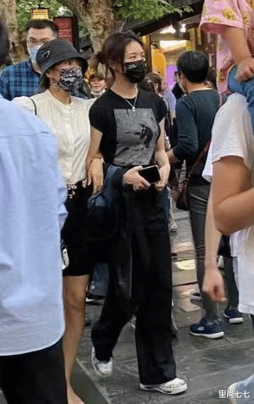 周杰伦|章子怡儿子正脸太像醒醒！她全程抱儿子稀罕得厉害，俩女儿被忽略