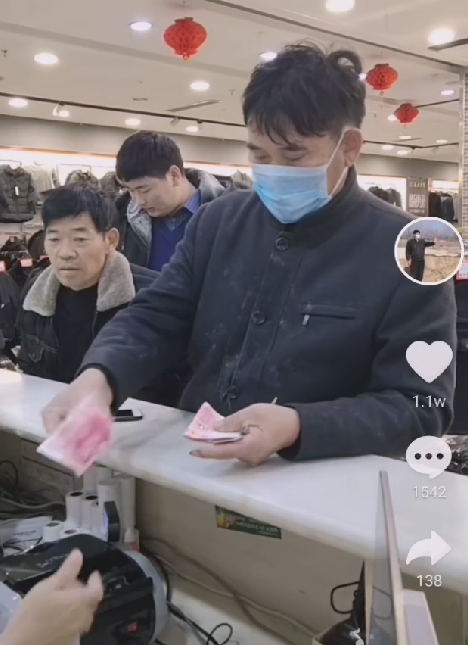 朱之文|大衣哥经纪人喊话媒人：收了彩礼，结婚一年就散伙，给个解释！