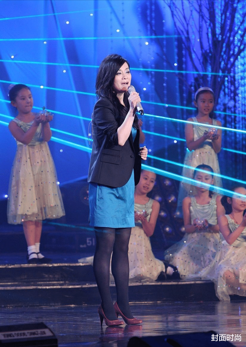 封面时尚 毛阿敏真是时尚“鼻祖”,前红后粉的丝袜好高调,年轻人都不敢穿