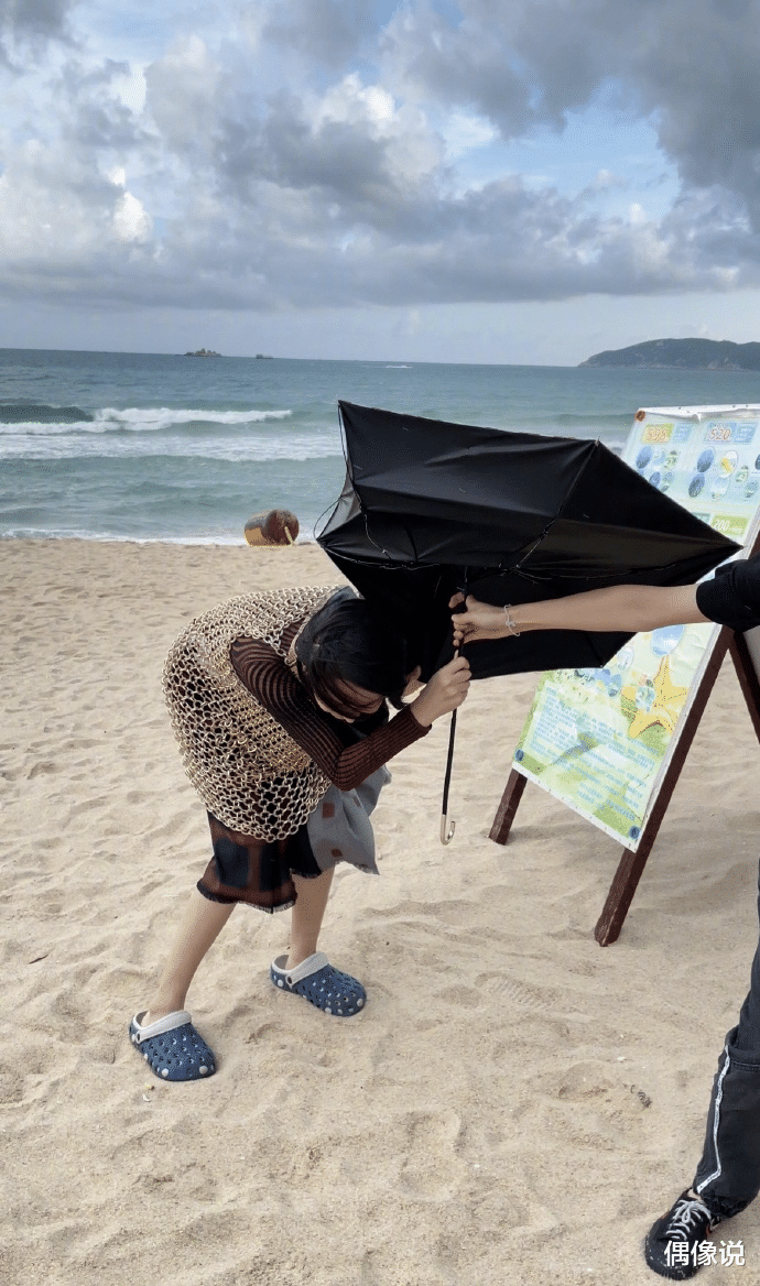 张馨予|张馨予海边拍杂志遇大风，伞被吹坏超狼狈，吐槽：别相信杂志成片