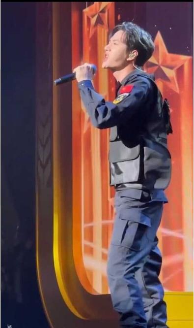 王一博|王一博疑似整容失败？鼻梁乌青发黑，被质疑刚取了假体？