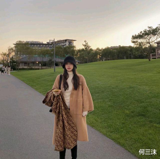 何三沫 秋冬穿搭可以选择毛茸茸的外套,会搭配的话很好看,让人难以抗拒