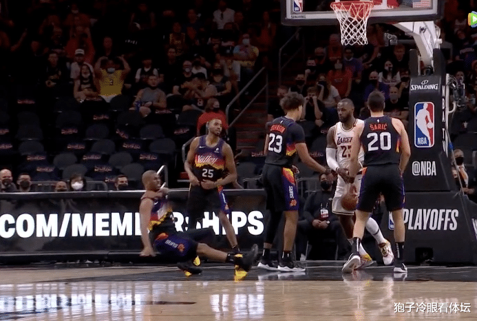 保罗|返回更衣室！保罗意外受伤 疼到双眼紧闭五官扭曲 詹姆斯将其扶起拍头安慰