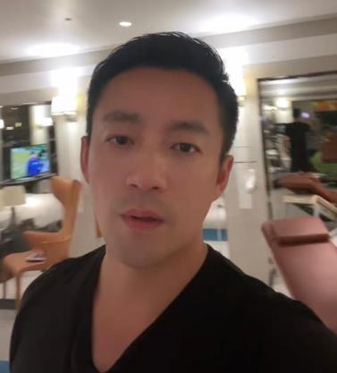 汪小菲|汪小菲母亲翻孙子照片，因思念眼眶湿润，与儿媳大S长期分隔两地