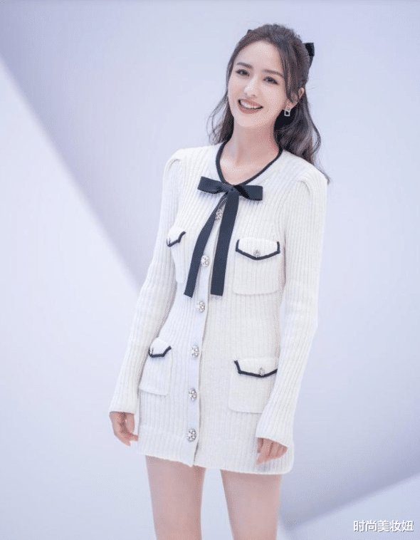 佟丽娅|佟丽娅离婚后放开穿了，衬衫敞开穿秀马甲线，这身材我羡慕了