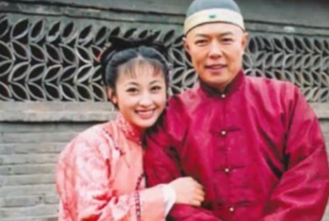 李子雄|61岁李子雄带子踏青，被说像爷孙，“父女恋”娇妻是张铁林前女友