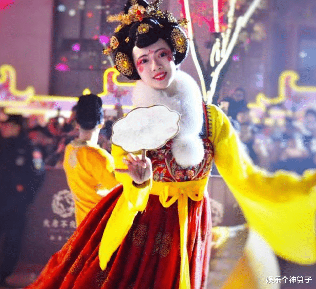 娱乐个神算子 一夜爆红的“拉面哥”，撕开多少草根网红的“遮羞布”