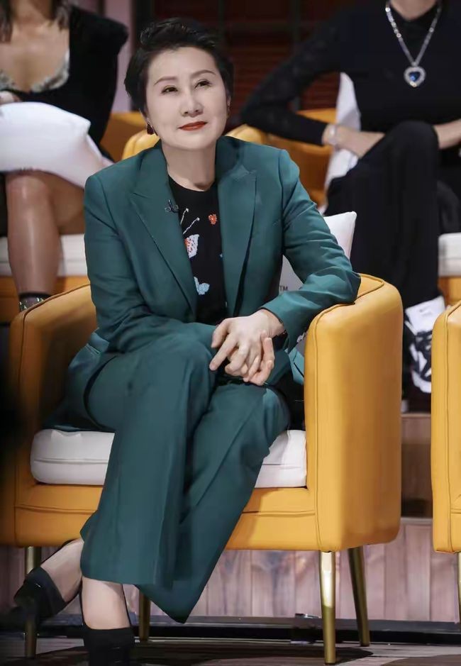 潮流新风|张凯丽真不把自己当大婶，短裤配西装也敢出门？别说，还真挺时尚