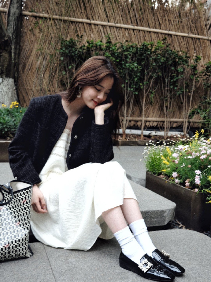 猫姐穿搭经|汪峰大女儿穿衣随了亲妈葛荟婕，才16岁穿吊带裙走轻熟风，太惊艳