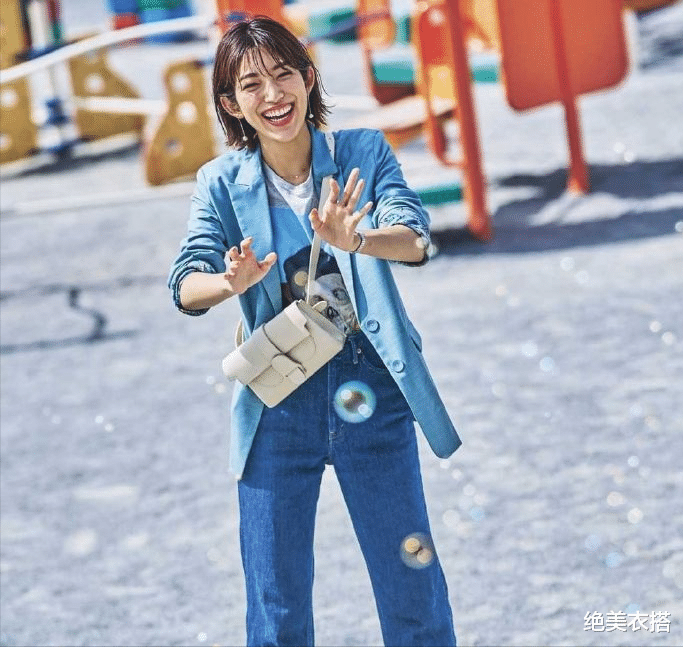 绝美衣搭|凭什么早秋一定穿奶茶色?我偏不!最时髦的“亮色配色”,大爱啊