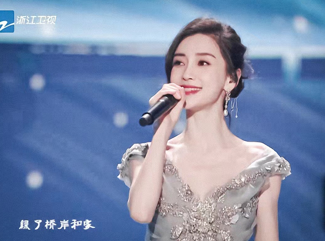 Angelababy Baby跨年发型大爆火!穿露肩公主裙央视脸美得开挂,成晚会大赢家