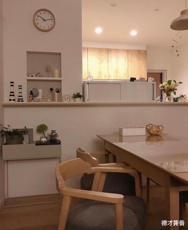 温馨唯美的家居装饰，木质的风情素静优雅，小众的生活环境