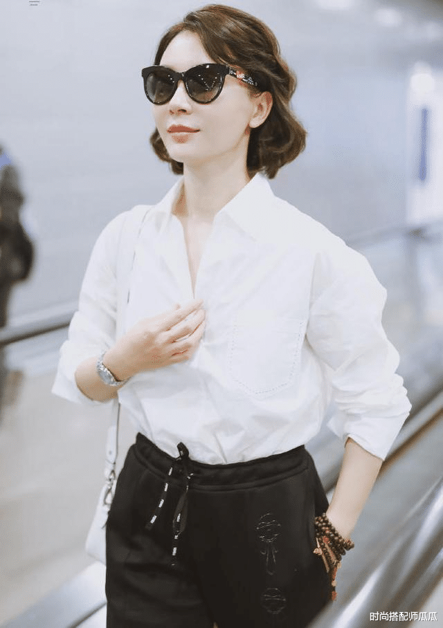时尚搭配师瓜瓜|?这才是50岁女人该有的打扮，拒绝“扮嫩”，简单高级的气质才更美