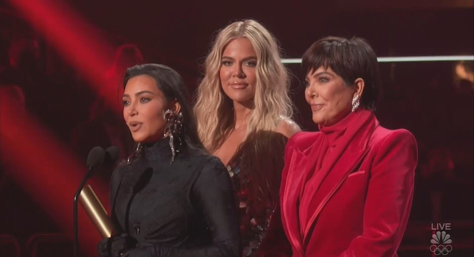 金·卡戴珊|卡戴珊母女闪耀颁奖礼！金姐一身黑色内衣外穿，三姐亮片裙抢风头