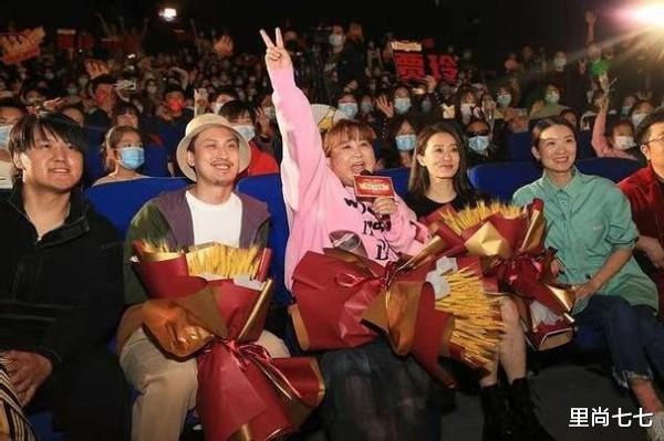 张小斐|票房答谢会，贾玲穿粉红裙装一脸娇憨，张小斐小露蛮腰身材吸睛