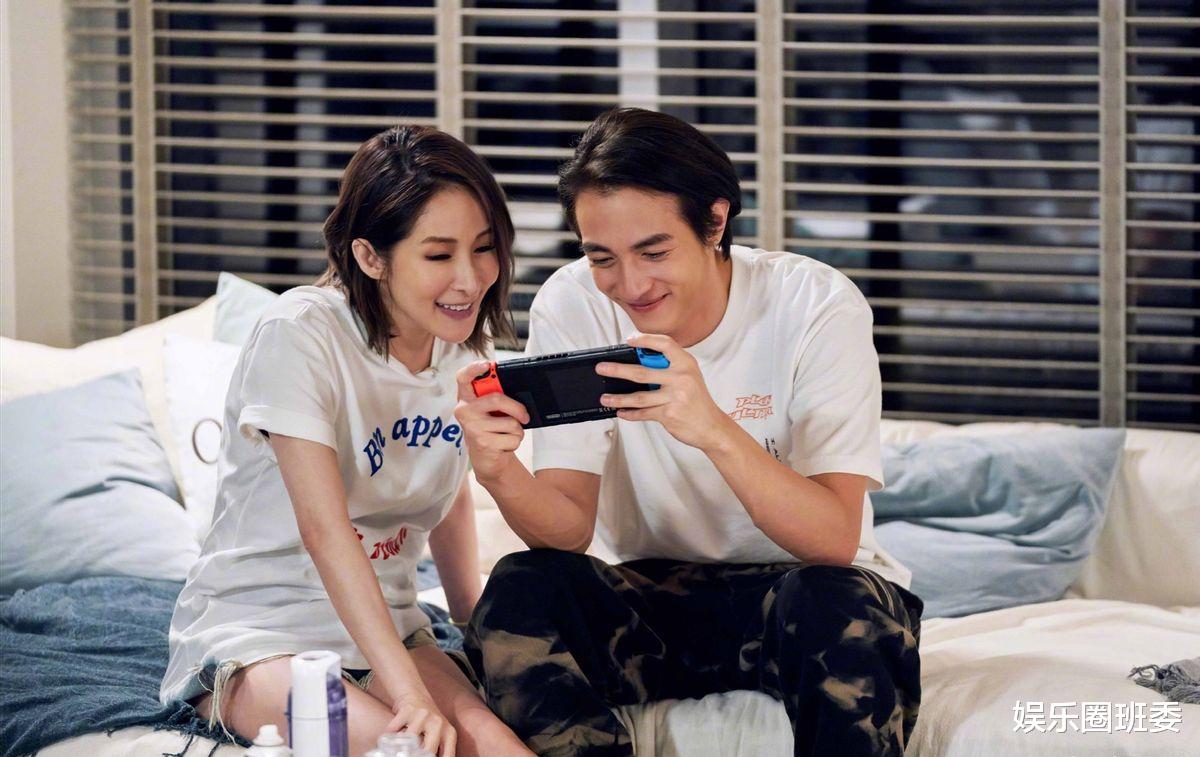 萧亚轩|42岁萧亚轩与家人庆生，被弟弟甜蜜亲吻嘴角疤痕，豪宅内不见黄皓