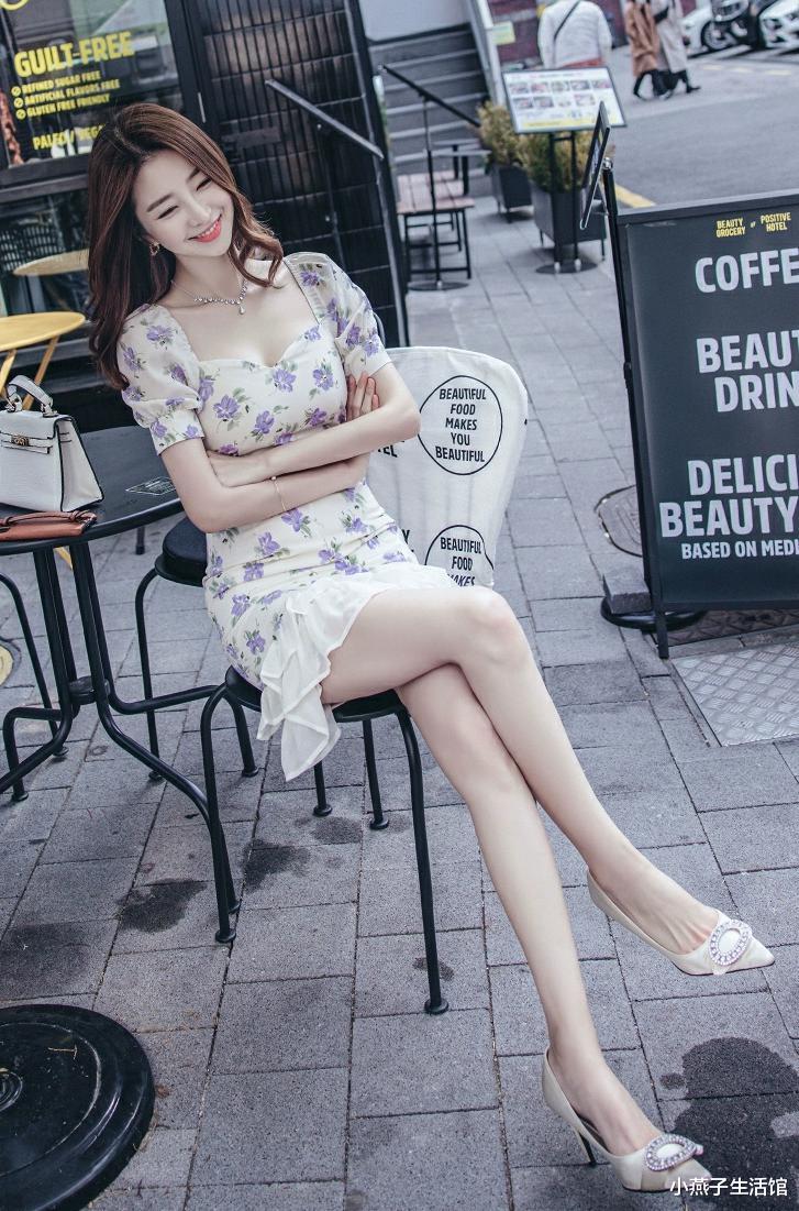 小燕子生活馆 时尚甜美的气质,紫色印花修身包臀泡泡袖连衣裙