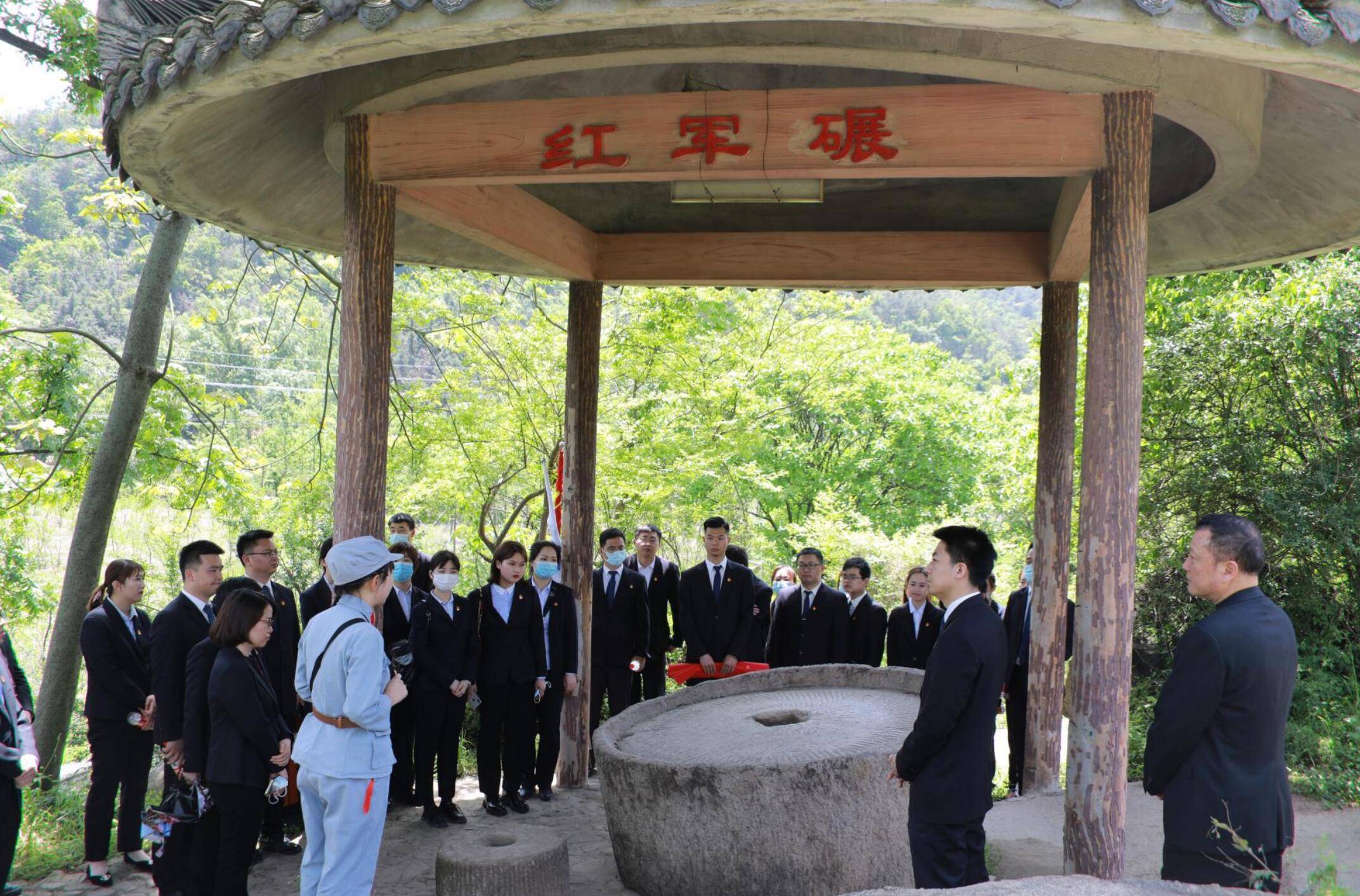 新报业传媒 中原银行信阳分行党委、团委组织开展“学党史  强信念 跟党走”党建活动