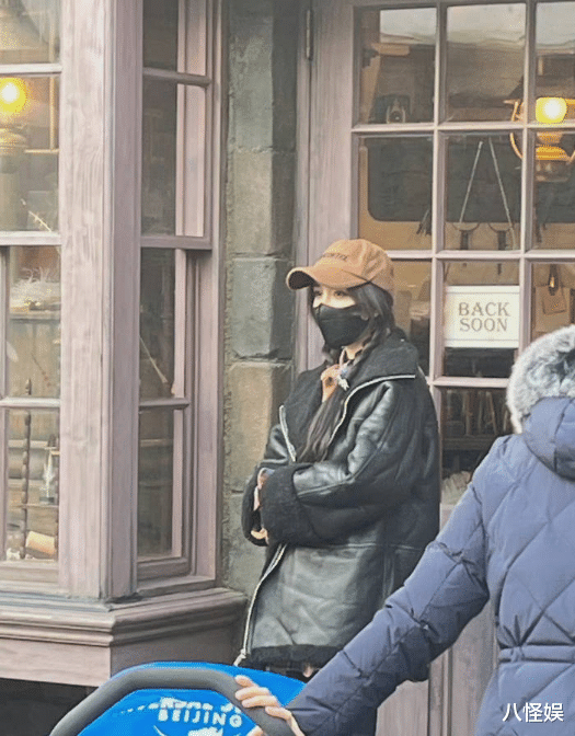 杨幂|杨幂张大大宋祖儿一起逛环球影城，幂幂冷的揣手，被侃像北京大爷