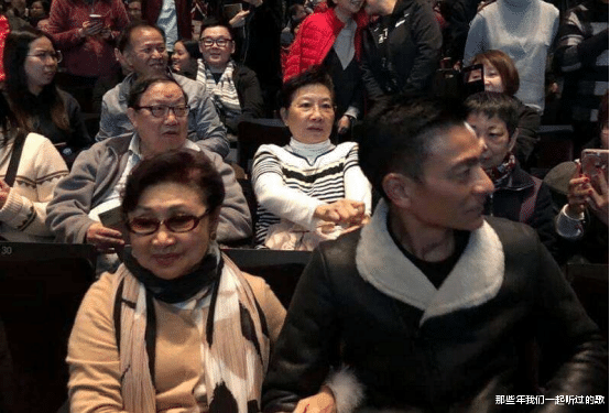 刘德华|长红40年的原因在哪里,看看与刘德华合影的女星就知道了