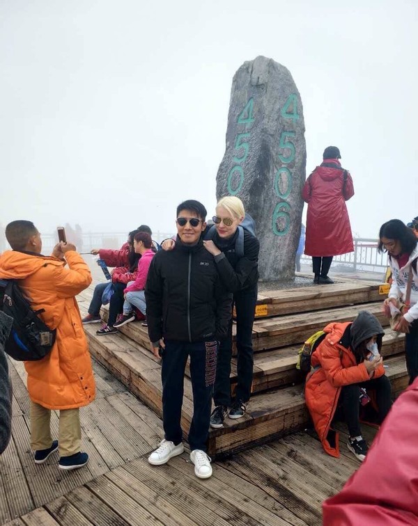 撒贝宁|撒贝宁全家出游！2岁女儿穿1千9裙子被宠成公主，儿子好黏爸爸