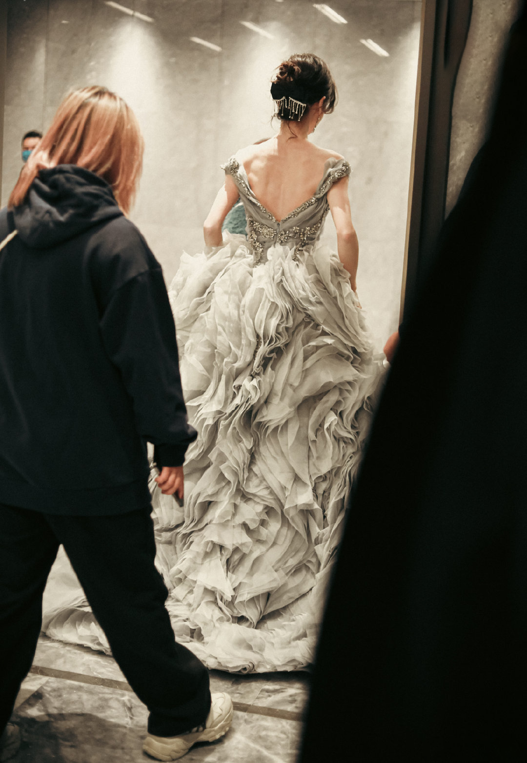 Angelababy|女星跨年造型太卷了，杨幂华丽矜贵，关晓彤又纯又欲，杨颖银色婚纱绝美